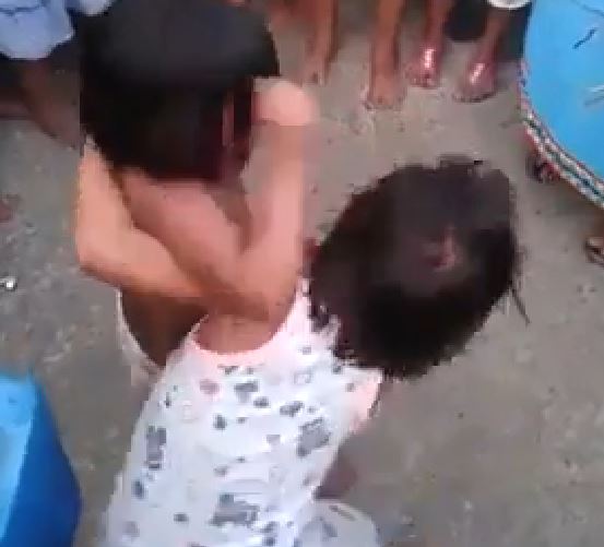 Ibu memaksa anak perempuannya untuk berkelahi