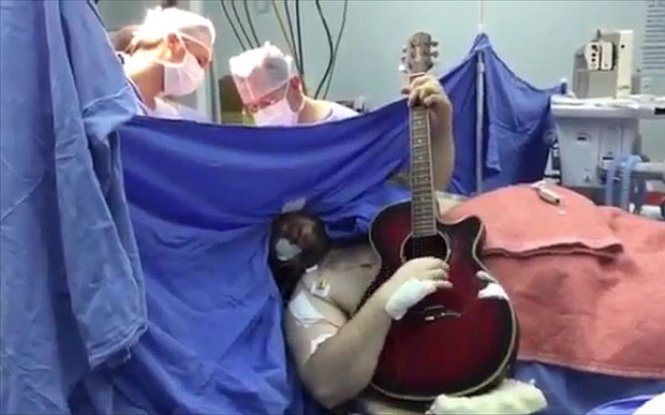 Gokil, Pria Ini Menjalani Operasi Otak Sambil Main Gitar! Kok Bisa?