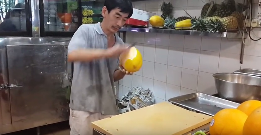 Cara Memotong Buah Melon Dengan Cepat