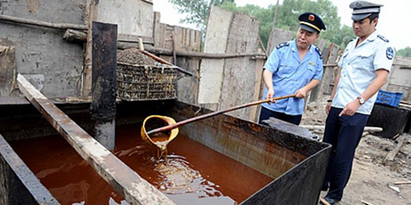 Makanan Pinggir Jalan Terbuat dari Minyak Selokan?